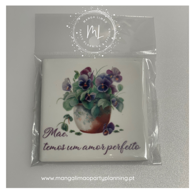 Cerâmica quadrada branca com flores e texto para mãe, embalada em plástico transparente.