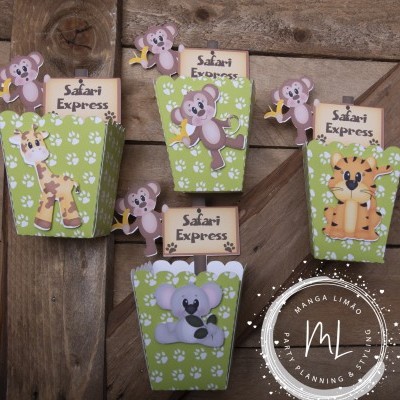 Caixinhas de papel verdes com figuras de animais e texto Safari Express