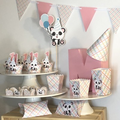 Artigos de festa infantil tema panda com cupcakes, chapéu, caixas e bandeirolas coloridas