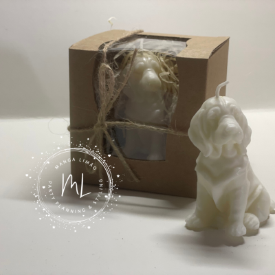 vela decorativa em formato de cão creme e caixa de cartão com laço de corda