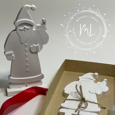 Figura decorativa de Pai Natal branca em madeira com detalhes em relevo