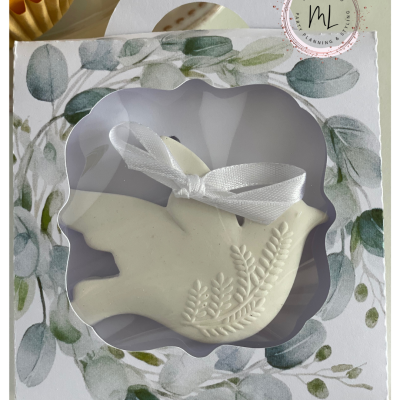 Caixa decorativa com vela em forma de pomba branca com fita branca