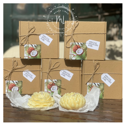 Caixas de presente marrons com flores esculpidas amarelas em frente sobre mesa