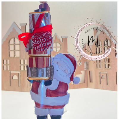 Pai Natal em estatueta segurando presentes coloridos com texto de Natal