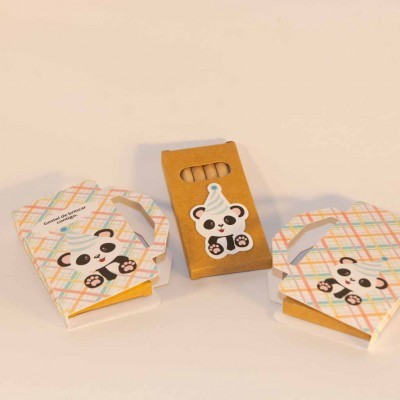 Caixas de cartão coloridas para produtos infantis com desenho de pandas e alça de transporte