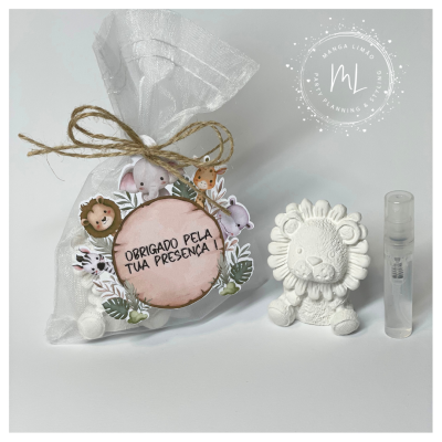 Conjunto com saco translúcido, cartão decorativo com animais e frase de agradecimento, figura de leão em cerâmica e frasco spray transparente.