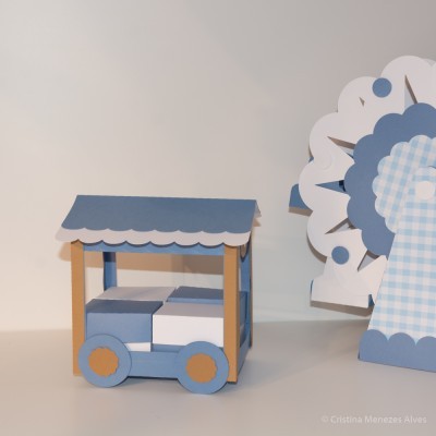 Carrinho decorativo de papel azul e castanho com tenda em padrão de ondas