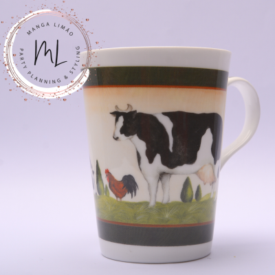 Caneca branca com desenho de vaca e galo no campo