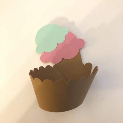 Forminha de papel castanho com decoração em forma de gelado colorido