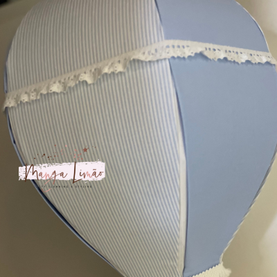 Balão decorativo azul claro com riscas e renda branca