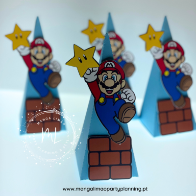Lembranças de festa com Mario em forma de pirâmide azul a saltar e segurando estrela amarela