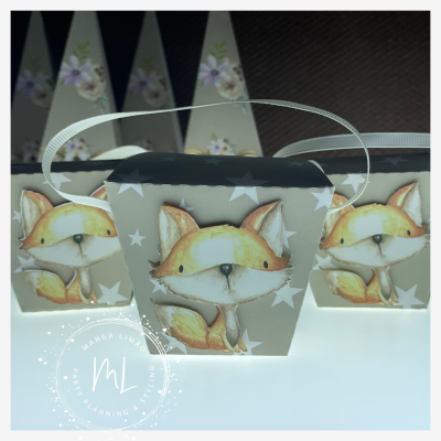 Pequenas caixas de cartão com raposa e estrelas