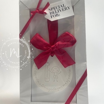 Cartão de agradecimento com laço vermelho em embalagem transparente branca.