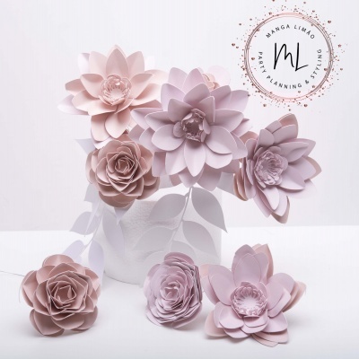 Flores artificiais de papel em tons rosa e bege com folhas brancas e logo 'Mangala Lanao PARTY PLANNING & STYLING'
