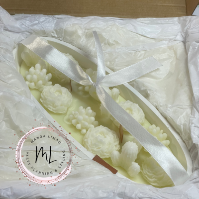 Conjunto de velas decorativas brancas com laço de cetim