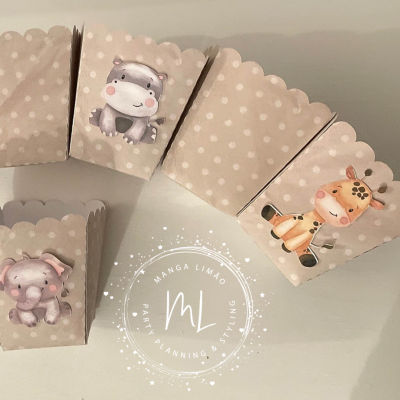 Caixinhas de papel bege com bolinhas brancas e ilustrações de animais infantis
