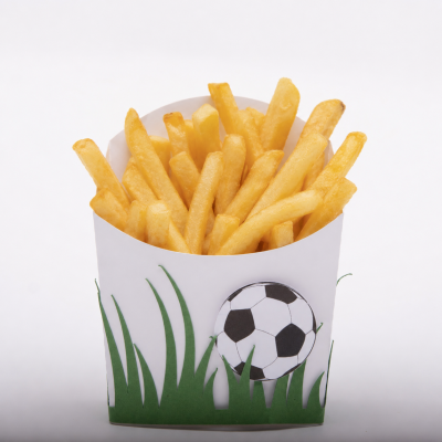 Batatas fritas em embalagem temática de futebol com relva verde e bola de futebol.