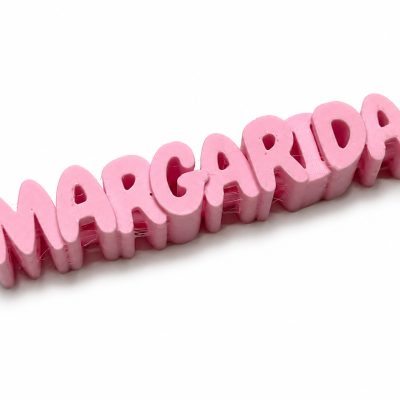 Escrita em plástico cor-de-rosa com letras em relevo a dizer MARGARIDA
