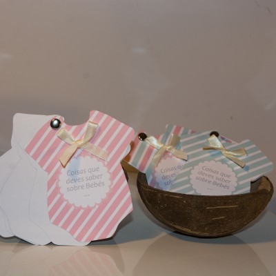 Etiquetas para bebé em rosa e azul com texto e laço dourado