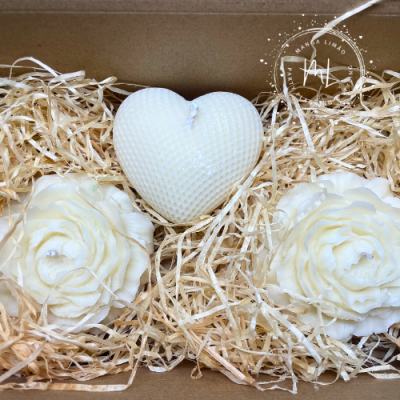 Caixa de presente com velas em formato de flor e coração