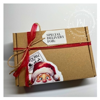 Caixa de cartão castanha decorada com fita vermelha e etiqueta de entrega especial com desenho do Pai Natal