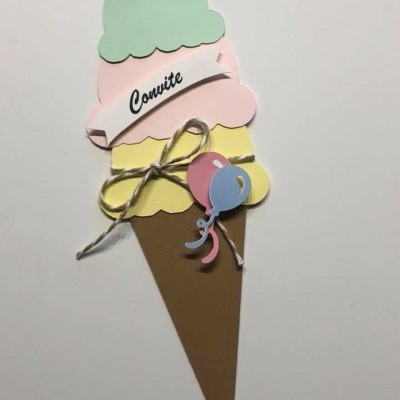 Convite em forma de gelado em papel colorido com laço e balões