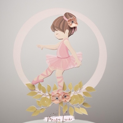 Boneca bailarina cor-de-rosa dentro de círculo com folhas douradas e flores na base