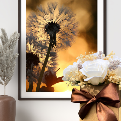 Fotografia emoldurada de dente-de-leão ao pôr do sol com vaso de flores secas e arranjo de flores artificiais com fita castanha