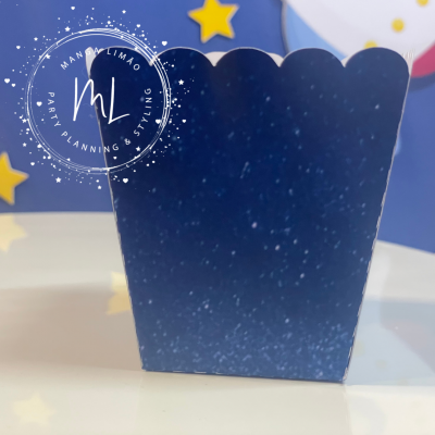 Caixa de papel azul com padrão de estrelas e borda ondulada