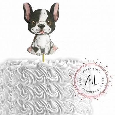 Topo de bolo cão cartoon em bolo branco com glacê ondulado