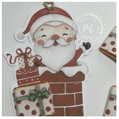 Enfeite de Natal Pai Natal a sair de chaminé com presentes coloridos.