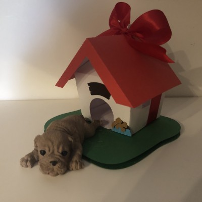 Miniatura de casinha de cachorro com figura de cão cinza