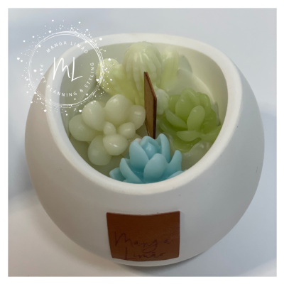 vela aromática em cerâmica branca com velas pequenas em forma de flores coloridas