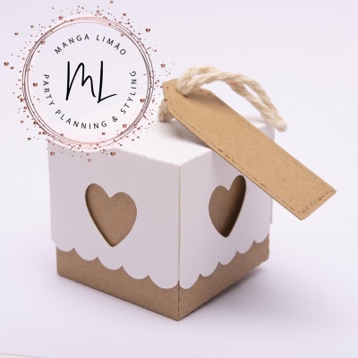 Caixa de presente branca e castanha com recortes de coração e etiqueta de cartão