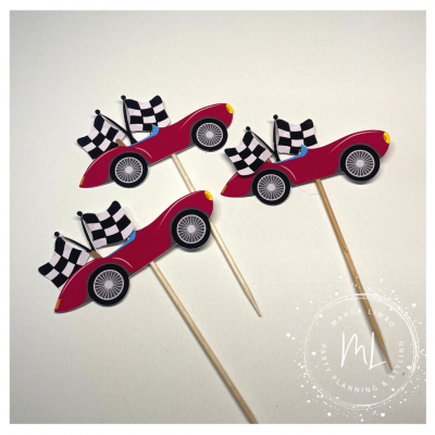 Toppers para bolos em forma de carros de corrida vermelhos com bandeiras quadriculadas