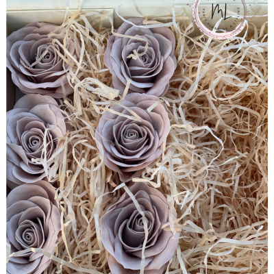 Caixa com flores artificiais cor de lavanda e palha decorativa