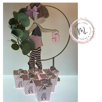 Decoração de festa com figura de menina e caixas decorativas com padrão risca rosa e branco