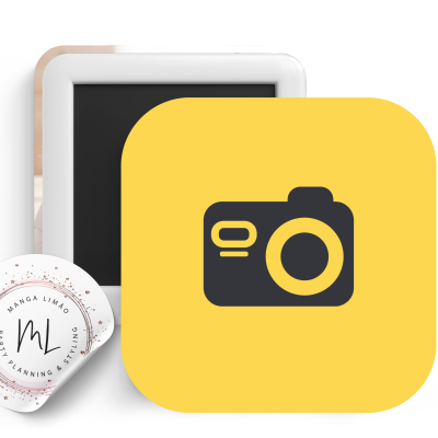 Quadrado amarelo com ícone de máquina fotográfica e etiqueta redonda branca com texto e logotipo.