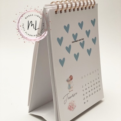 Calendário de mesa branco com ilustrações e corações azuis