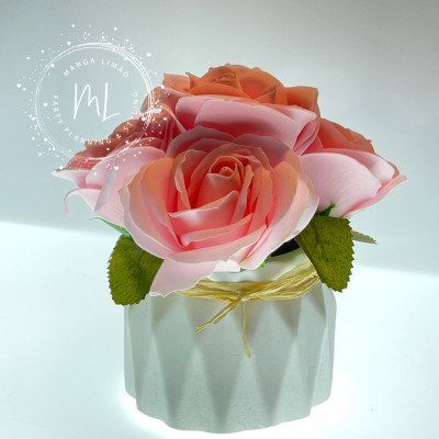 Vaso branco com flores artificiais rosa e laranja