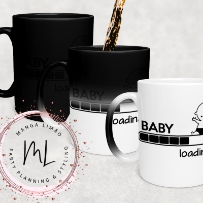 Três canecas cerâmicas, duas pretas e uma branca com desenho e texto 