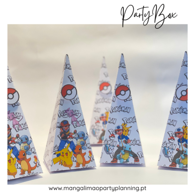 Caixas triangulares decoradas com personagens do Pokémon e bolas Poké coloridas