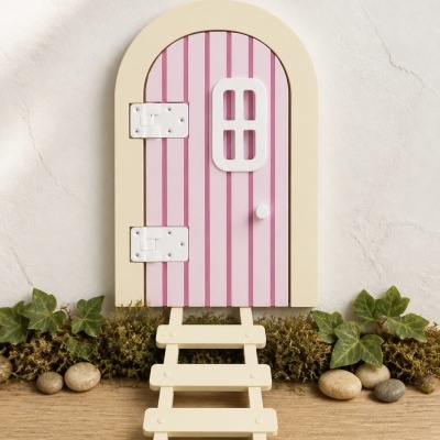 Porta decorativa rosa pequena com moldura creme e escadaria
