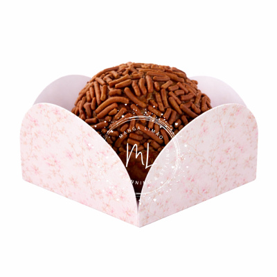 Brigadeiro de chocolate em forminha rosa claro com padrão floral