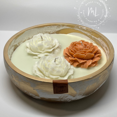 Vela decorativa com flores de cera em recipiente dourado e branco