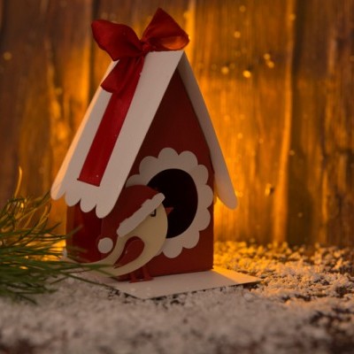 Casa de passarinho de madeira vermelha e branca decorativa com laço vermelho