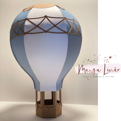 Balão de ar quente decorativo em papel e cartão com padrão azul claro e branco