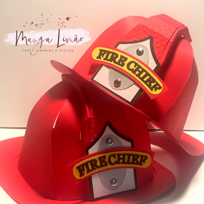 Dois chapéus de bombeiro vermelhos com inscrição FIRE CHIEF