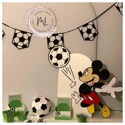 Decoração de festa temática de futebol com Mickey Mouse e bolas de futebol