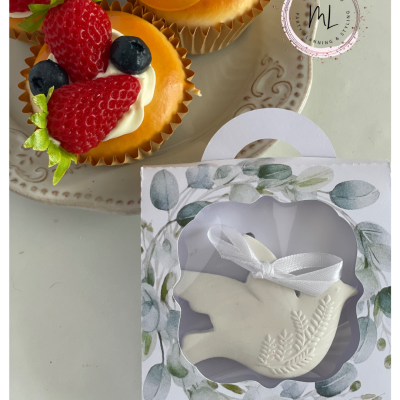 Cupcakes com frutas e caixa decorada com sabonete branco laçado